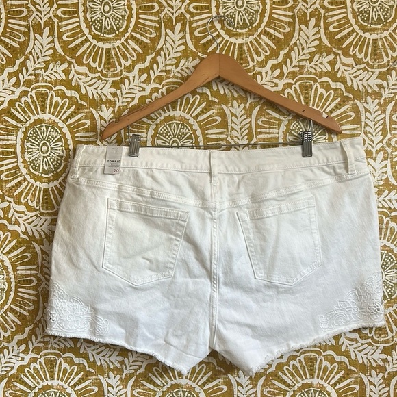 NWT Torrid White Denim Mid Rise Frayed Hem Embroidered 3.5” Shorts Size 20 - Picture 8 of 10